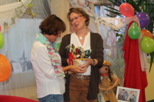 Bild – Geschenkübergabe Jubiläum